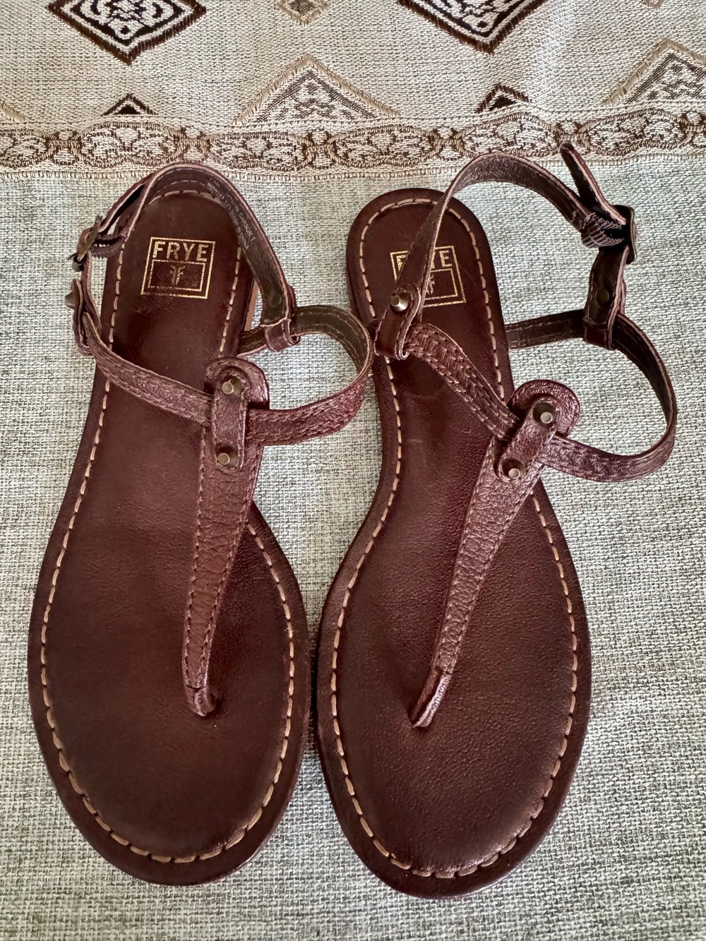 Frye Carson T-strap flat sandals